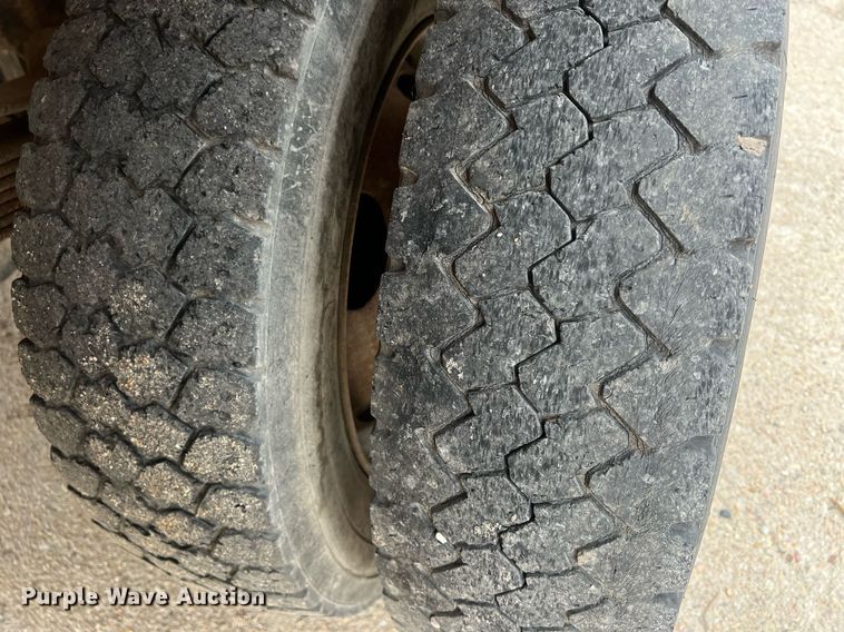 image for item DW2856 2003 Ford F450 Super Duty Crew Cab flatbed truck