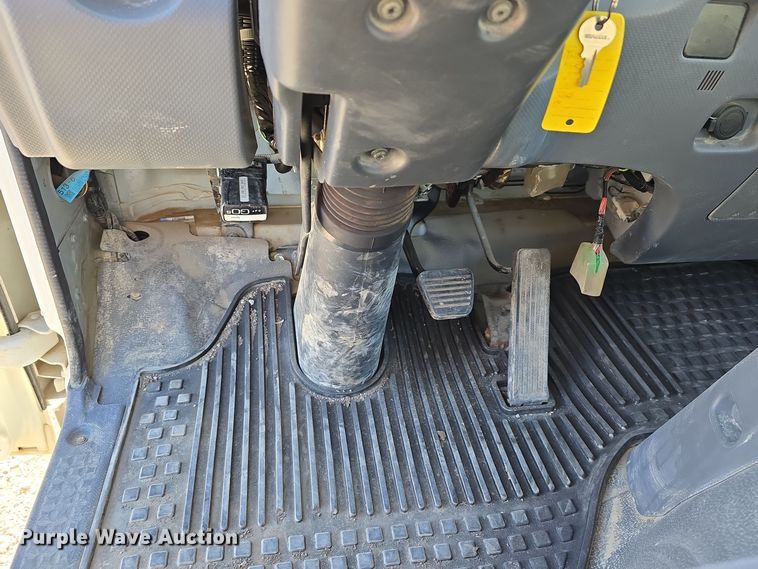 image for item DW3116 2014 Isuzu NPR HD truck cab and chassis