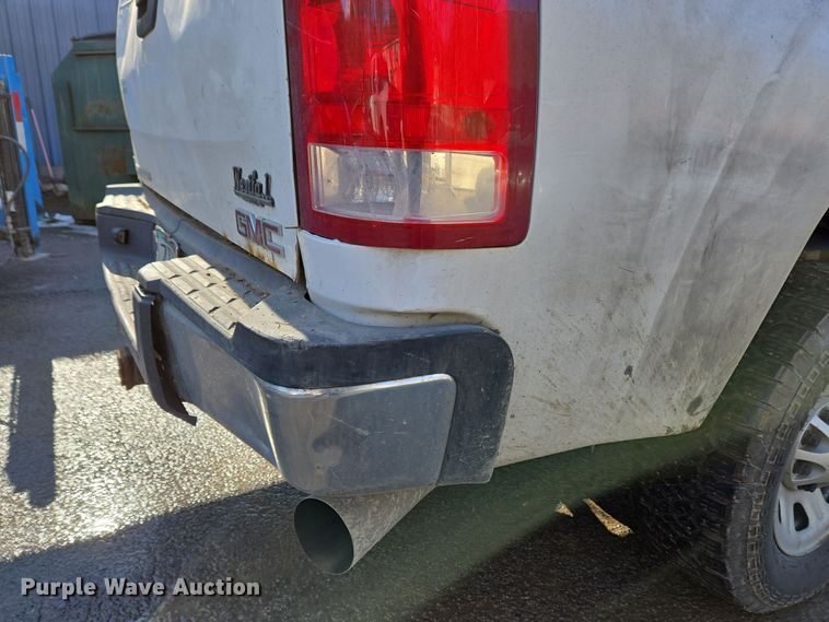 image for item EC3988 2013 Chevrolet Silverado 3500HD pickup truck