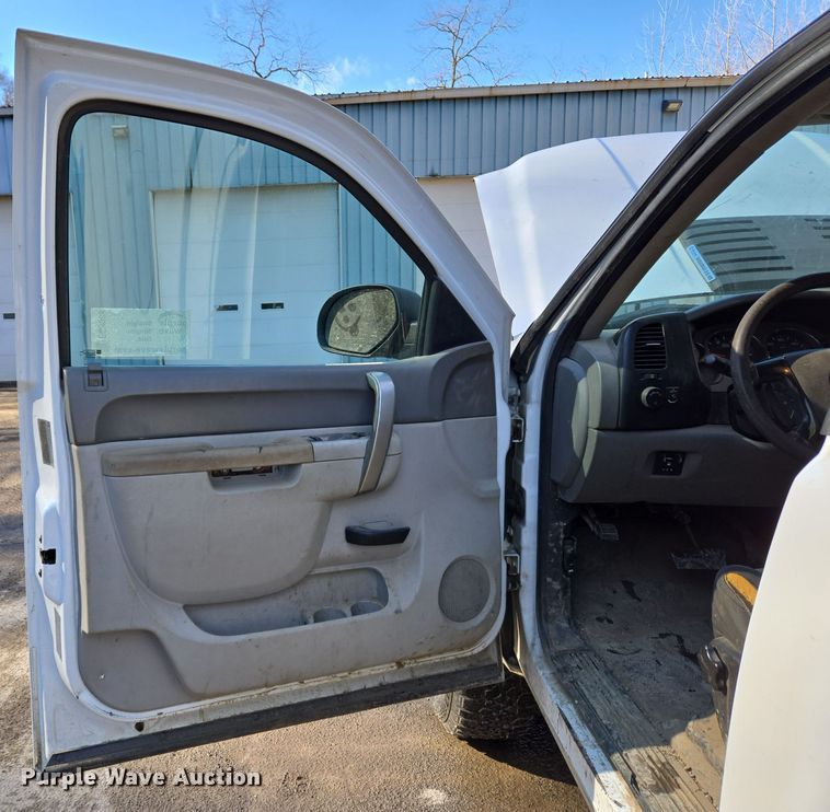 image for item EC3988 2013 Chevrolet Silverado 3500HD pickup truck