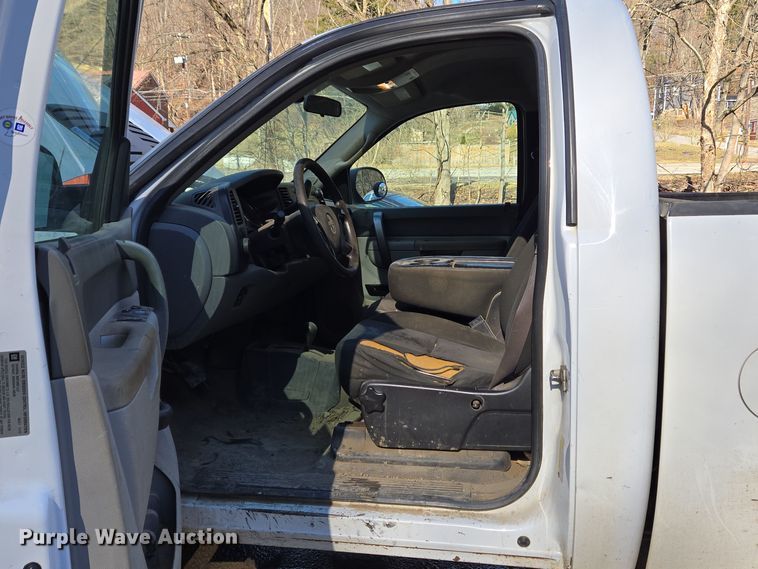 image for item EC3988 2013 Chevrolet Silverado 3500HD pickup truck