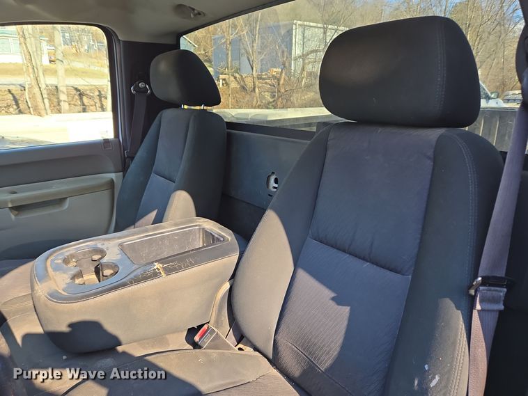 image for item EC3988 2013 Chevrolet Silverado 3500HD pickup truck