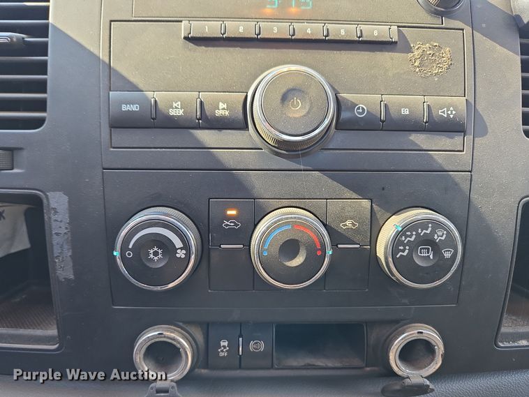 image for item EC3988 2013 Chevrolet Silverado 3500HD pickup truck