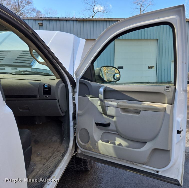 image for item EC3988 2013 Chevrolet Silverado 3500HD pickup truck