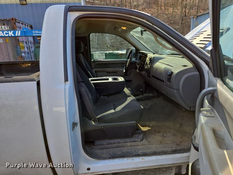 image for item EC3988 2013 Chevrolet Silverado 3500HD pickup truck