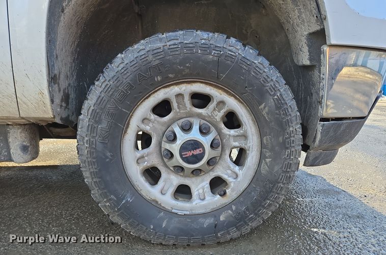 image for item EC3988 2013 Chevrolet Silverado 3500HD pickup truck