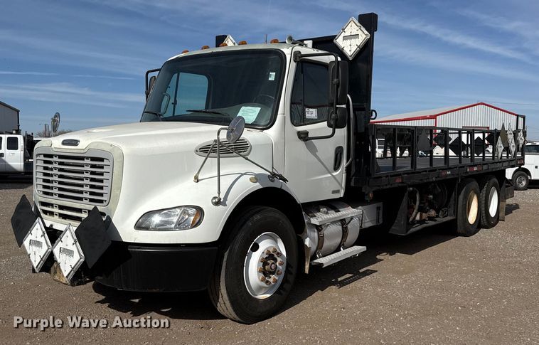 image for item ED5508 2005 Freightliner Business Class M2 flatbed truck