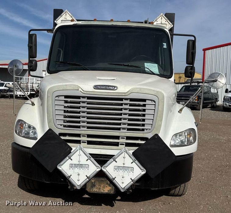 image for item ED5508 2005 Freightliner Business Class M2 flatbed truck