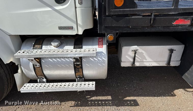 image for item ED5508 2005 Freightliner Business Class M2 flatbed truck