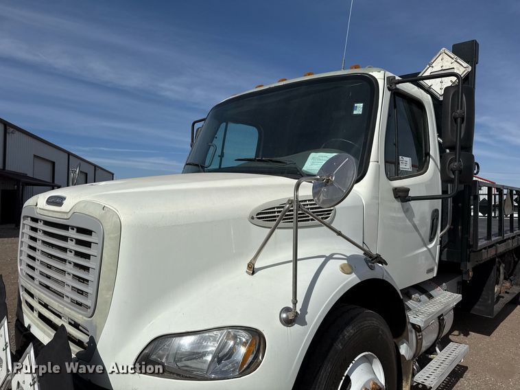 image for item ED5508 2005 Freightliner Business Class M2 flatbed truck