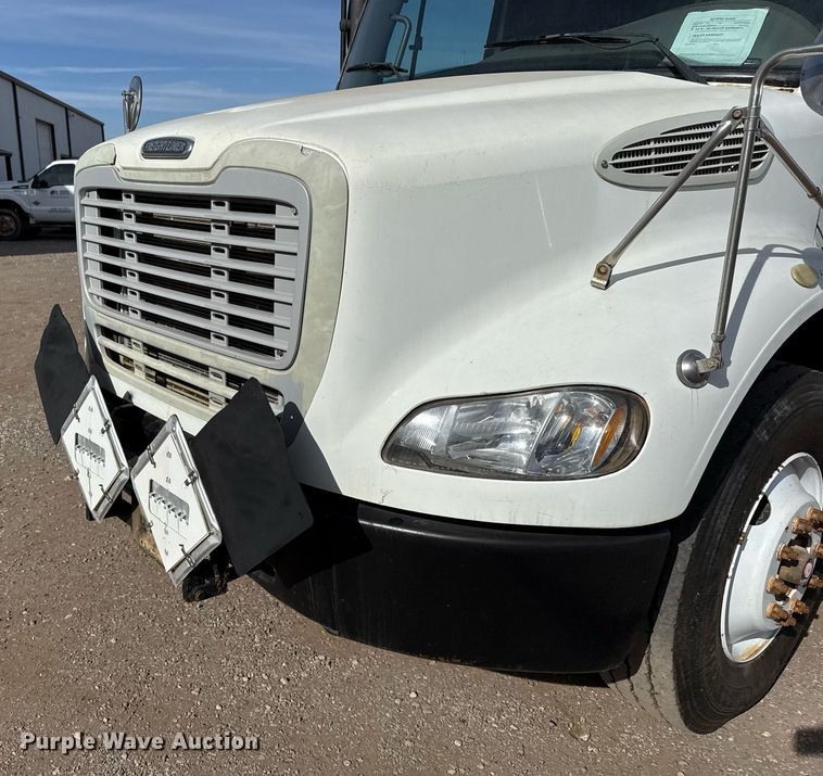 image for item ED5508 2005 Freightliner Business Class M2 flatbed truck