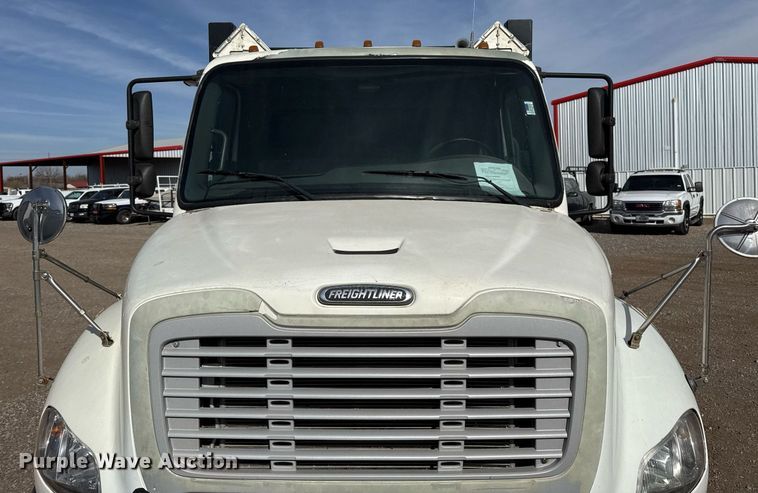 image for item ED5508 2005 Freightliner Business Class M2 flatbed truck