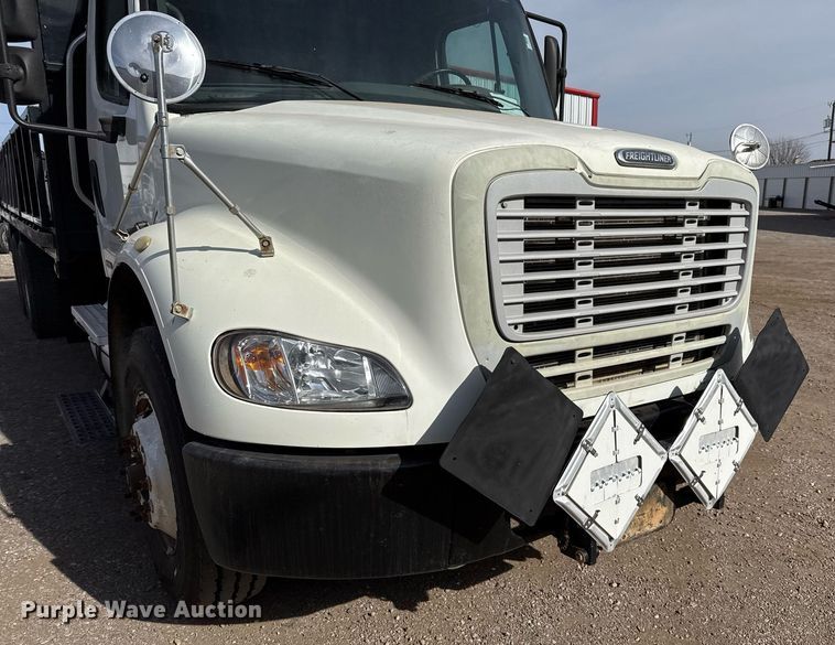 image for item ED5508 2005 Freightliner Business Class M2 flatbed truck
