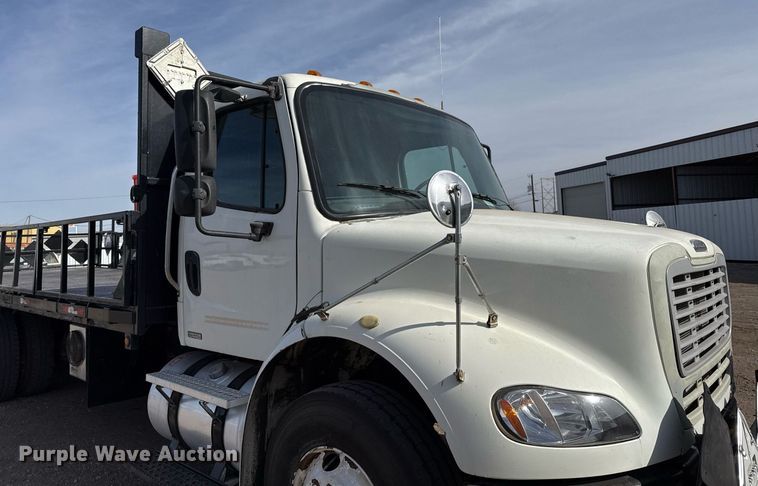 image for item ED5508 2005 Freightliner Business Class M2 flatbed truck