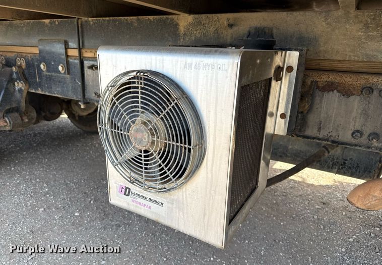 image for item ED5508 2005 Freightliner Business Class M2 flatbed truck