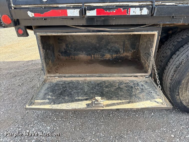 image for item ED5508 2005 Freightliner Business Class M2 flatbed truck