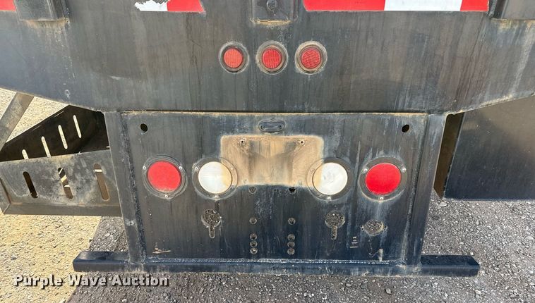 image for item ED5508 2005 Freightliner Business Class M2 flatbed truck