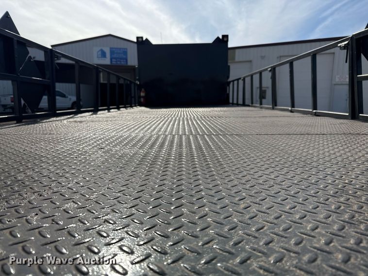 image for item ED5508 2005 Freightliner Business Class M2 flatbed truck