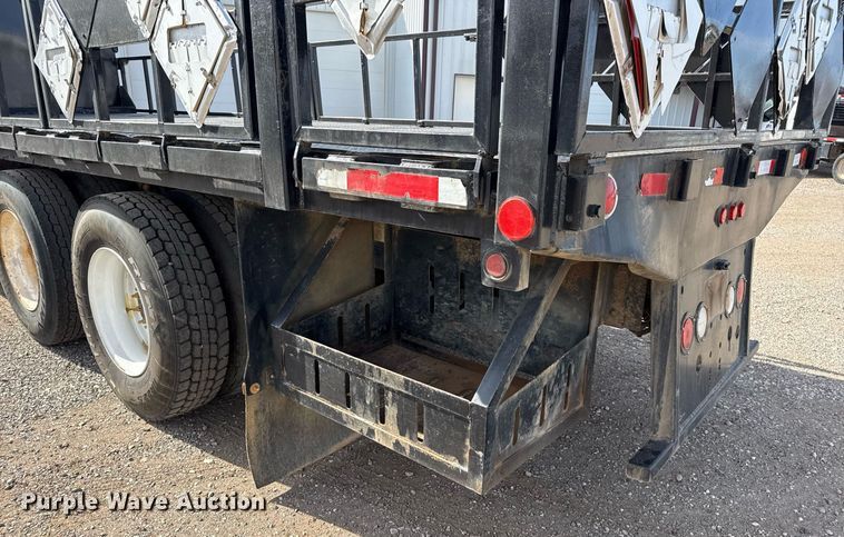 image for item ED5508 2005 Freightliner Business Class M2 flatbed truck