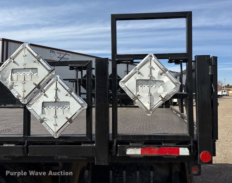 image for item ED5508 2005 Freightliner Business Class M2 flatbed truck