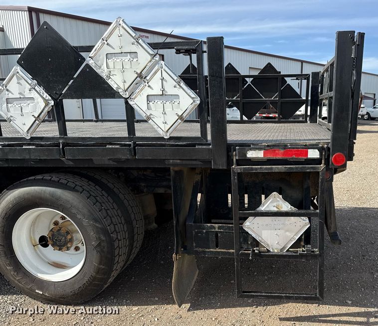 image for item ED5508 2005 Freightliner Business Class M2 flatbed truck