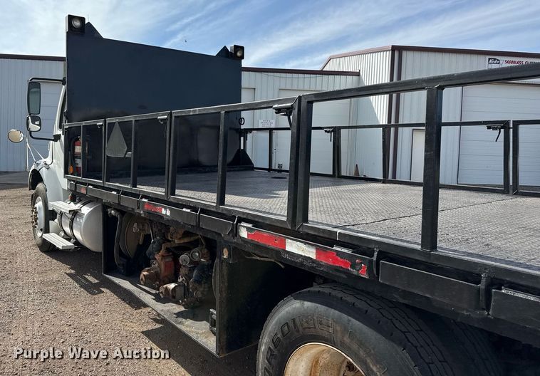 image for item ED5508 2005 Freightliner Business Class M2 flatbed truck