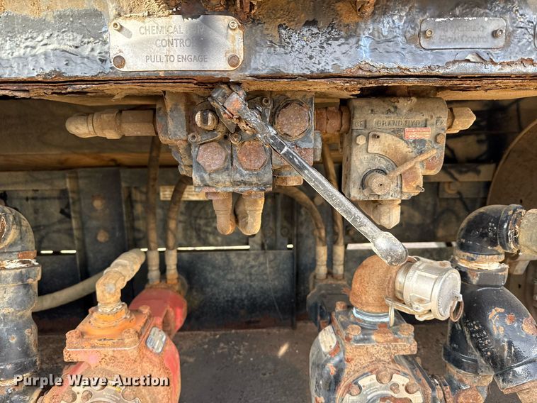 image for item ED5508 2005 Freightliner Business Class M2 flatbed truck