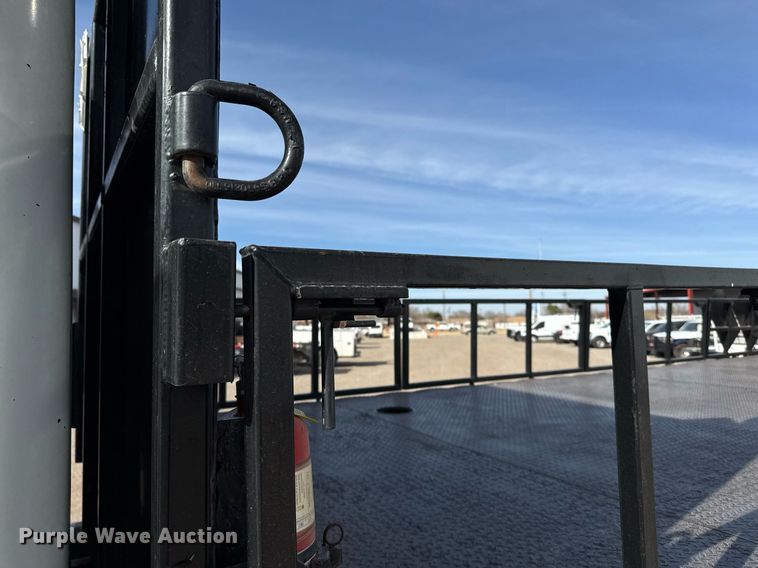 image for item ED5508 2005 Freightliner Business Class M2 flatbed truck