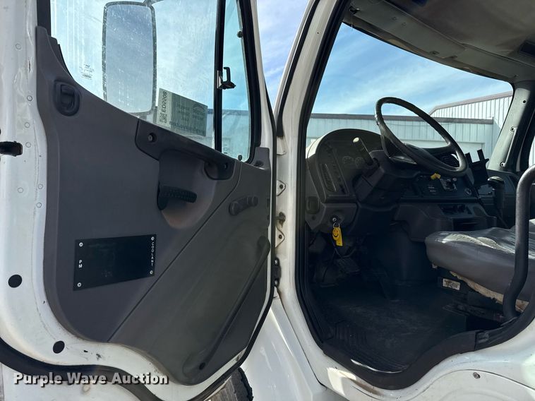 image for item ED5508 2005 Freightliner Business Class M2 flatbed truck