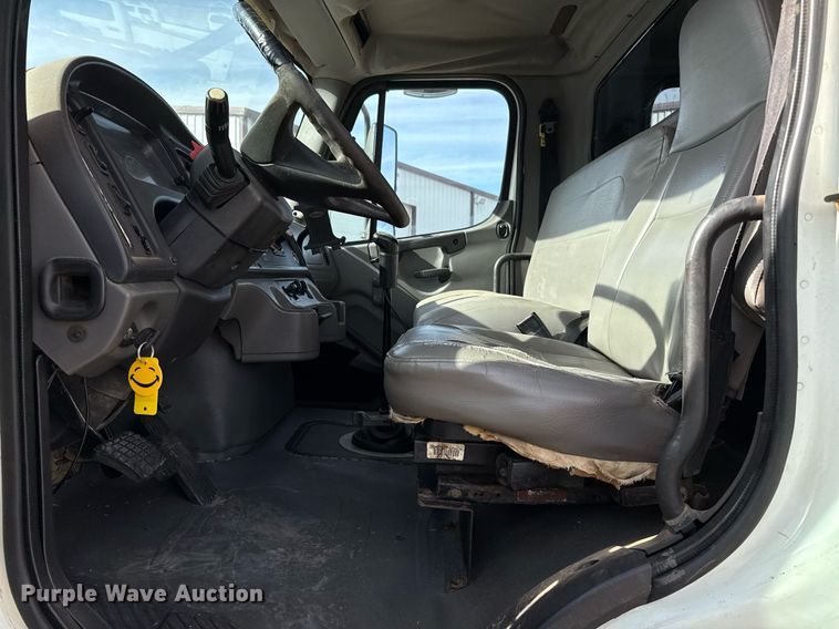 image for item ED5508 2005 Freightliner Business Class M2 flatbed truck