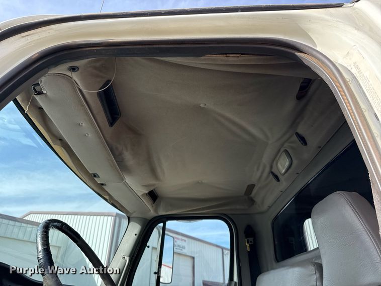 image for item ED5508 2005 Freightliner Business Class M2 flatbed truck