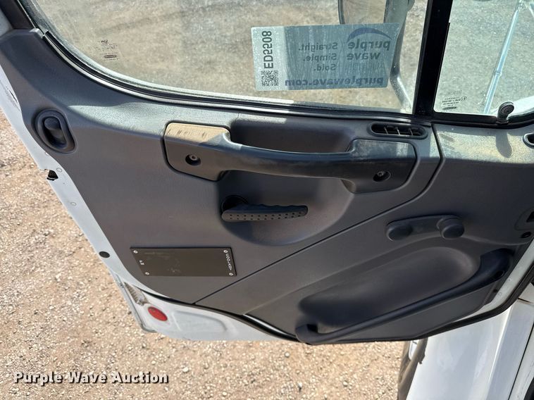 image for item ED5508 2005 Freightliner Business Class M2 flatbed truck