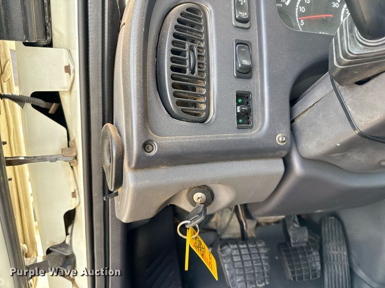 image for item ED5508 2005 Freightliner Business Class M2 flatbed truck