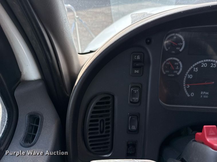 image for item ED5508 2005 Freightliner Business Class M2 flatbed truck