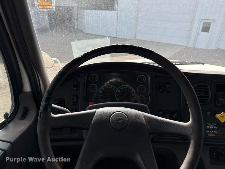 image for item ED5508 2005 Freightliner Business Class M2 flatbed truck