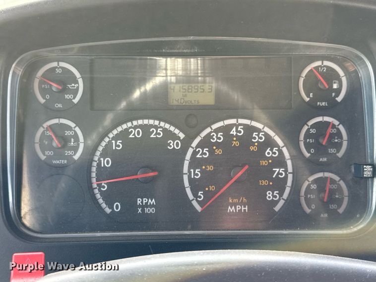 image for item ED5508 2005 Freightliner Business Class M2 flatbed truck