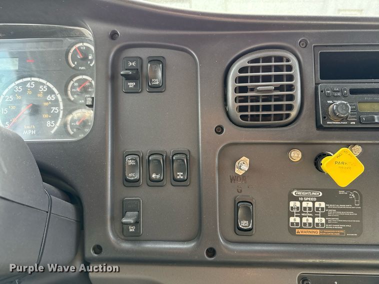 image for item ED5508 2005 Freightliner Business Class M2 flatbed truck