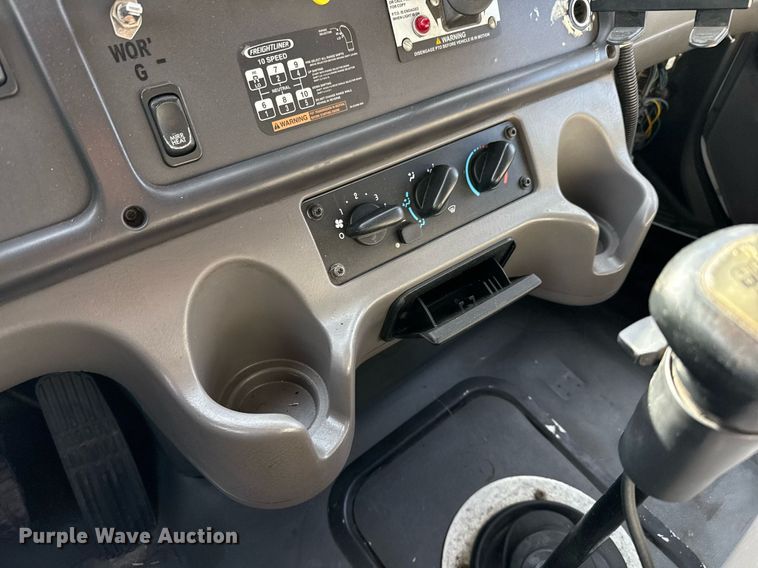 image for item ED5508 2005 Freightliner Business Class M2 flatbed truck