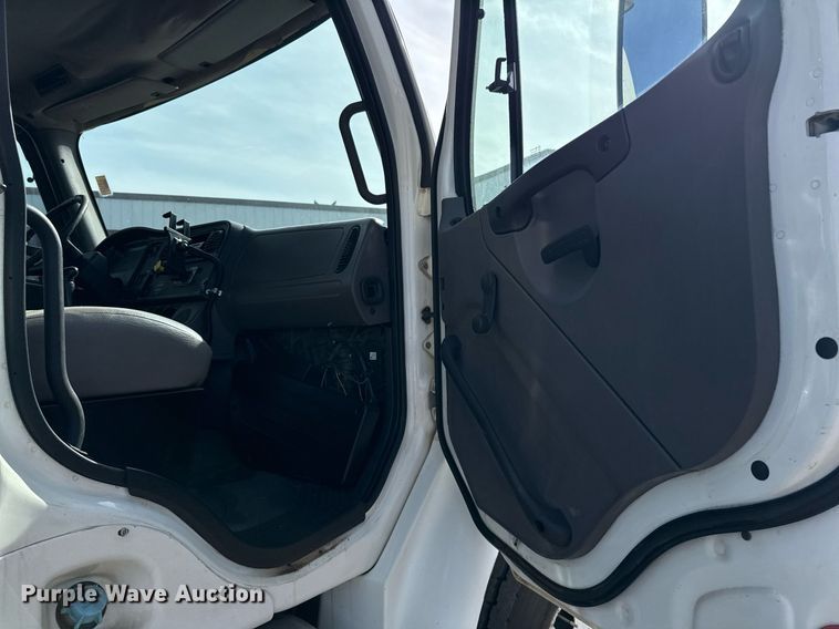 image for item ED5508 2005 Freightliner Business Class M2 flatbed truck