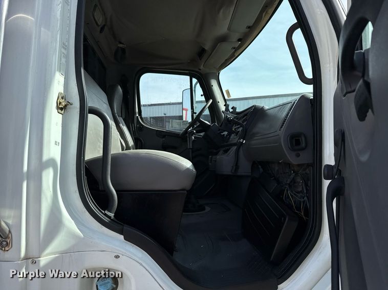 image for item ED5508 2005 Freightliner Business Class M2 flatbed truck