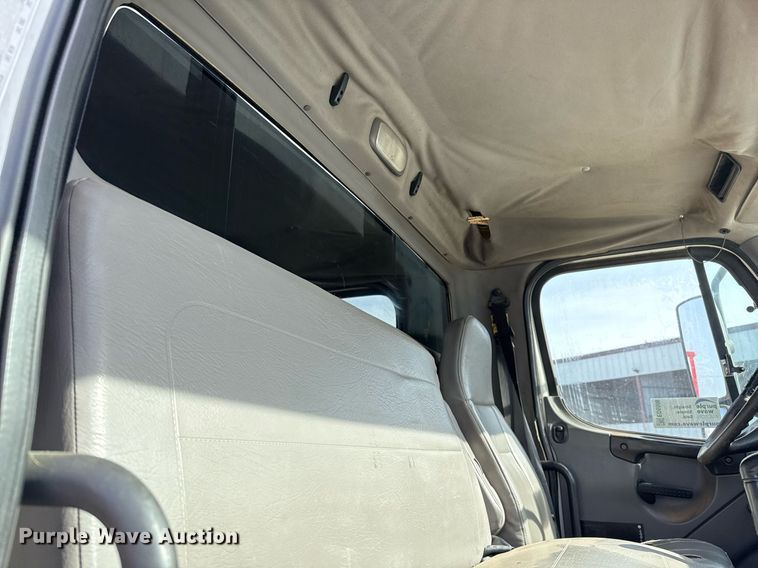 image for item ED5508 2005 Freightliner Business Class M2 flatbed truck