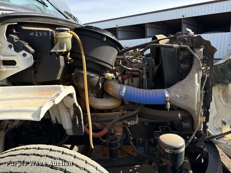 image for item ED5508 2005 Freightliner Business Class M2 flatbed truck