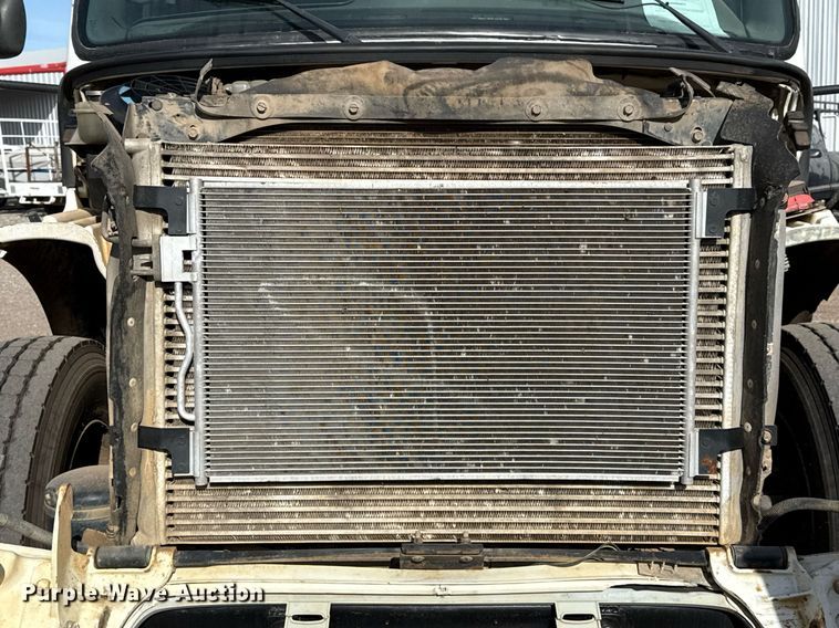 image for item ED5508 2005 Freightliner Business Class M2 flatbed truck