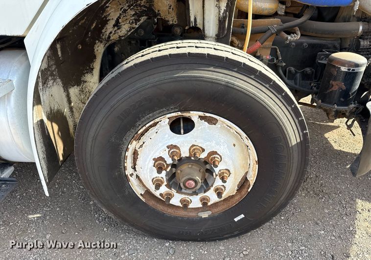 image for item ED5508 2005 Freightliner Business Class M2 flatbed truck