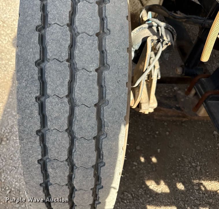 image for item ED5508 2005 Freightliner Business Class M2 flatbed truck