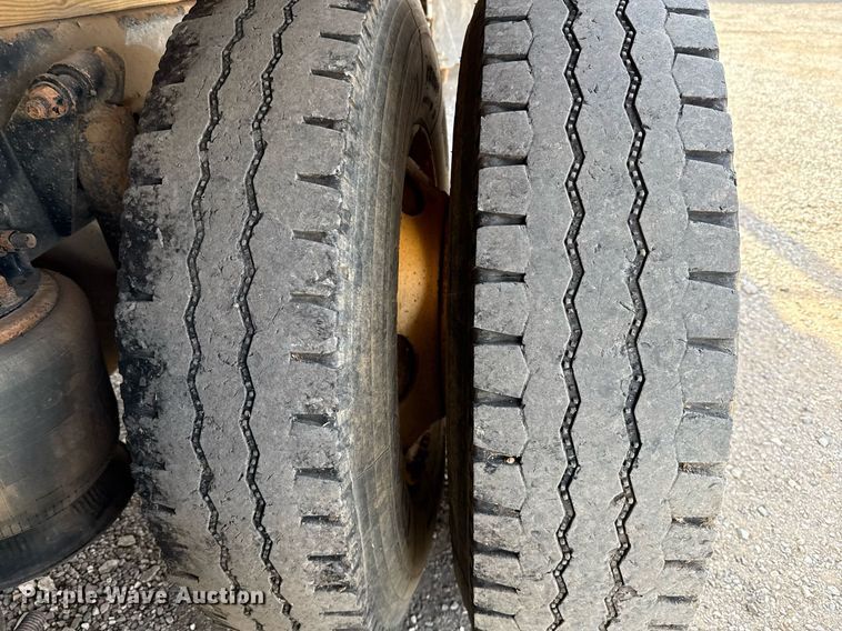 image for item ED5508 2005 Freightliner Business Class M2 flatbed truck