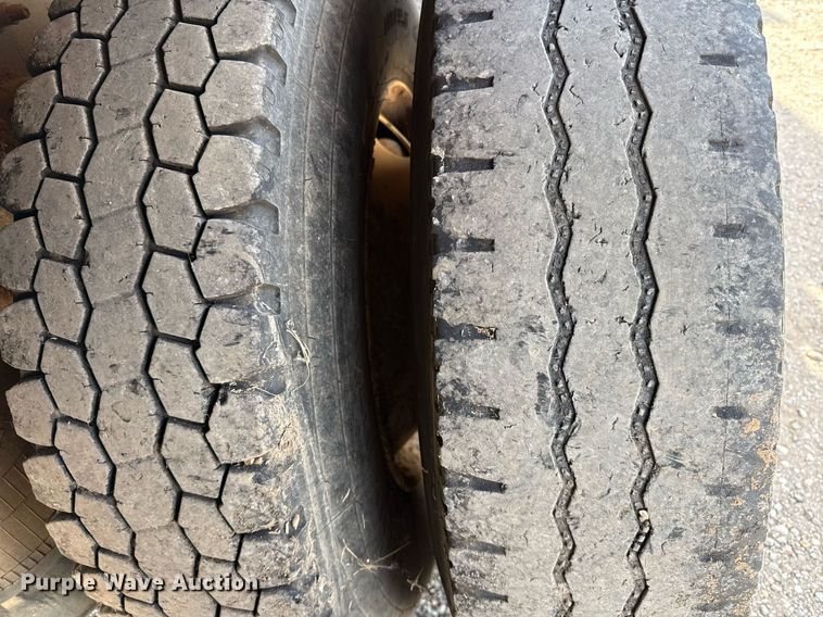 image for item ED5508 2005 Freightliner Business Class M2 flatbed truck