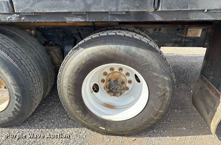 image for item ED5508 2005 Freightliner Business Class M2 flatbed truck