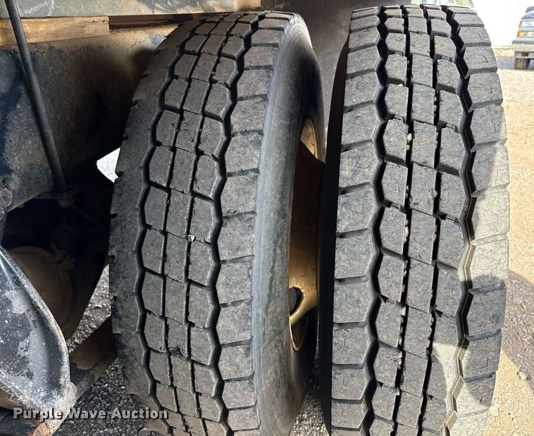 image for item ED5508 2005 Freightliner Business Class M2 flatbed truck