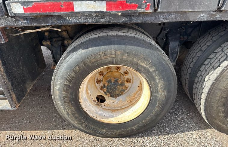 image for item ED5508 2005 Freightliner Business Class M2 flatbed truck